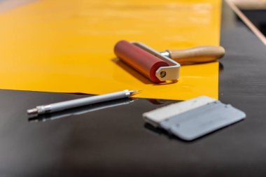 Folyo reklam etiketleri üretimi için araçları olan çalışma tezgahı.