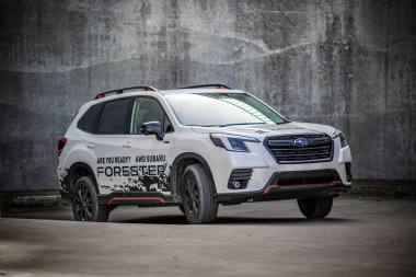 Brno, Çek Cumhuriyeti - 22 Kasım 2023: Beyaz bir Subaru Forester SUV beton duvar boyunca bir yeraltı garajından çıkıyor.