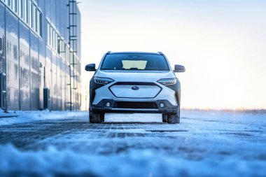 Brno, Çek Cumhuriyeti - 15 Ocak 2024: Kışın beyaz Subaru Solterra elektrikli SUV. Aile arabası karlı bir yolda, soğukta..