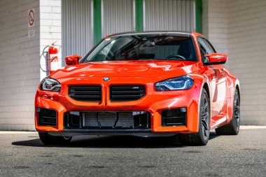 Brno, Çek Cumhuriyeti - 10 Eylül 2024: BMW M2 hızlı spor araba bir garajın önüne park edildi.