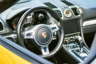 Brno, Çek Cumhuriyeti - 24 Eylül 2024: Direksiyon simidi ve Porsche 911 spor arabasının kontrolü. Lüks arabaların ayrıntıları..