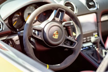 Brno, Çek Cumhuriyeti - 24 Eylül 2024: Direksiyon simidi ve Porsche 911 spor arabasının kontrolü. Lüks arabaların ayrıntıları..