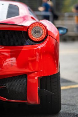 Brno, Çek Cumhuriyeti - 24 Eylül 2024: pahalı bir Ferrari lüks arabasının arka lambasının ayrıntıları. Kırmızı arka fren lambası.