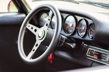 Brno, Çek Cumhuriyeti - 24 Eylül 2024: 1969 yılından kalma klasik bir Porsche 911 'in direksiyon ve kontrol çubuklarıyla iç mekan.