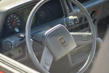 Brno, Çek Cumhuriyeti - 28 Eylül 2024: 1983 Subaru 1800. Direksiyon ve araç kontrollü gösterge paneli.