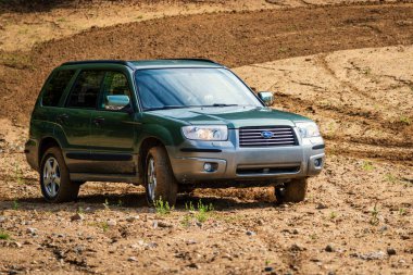 Brno, Çek Cumhuriyeti - 28 Eylül 2024: Çamurlu bir yolda Subaru Forester. Vahşi doğada arazi aracı bir doğa gezisinde..