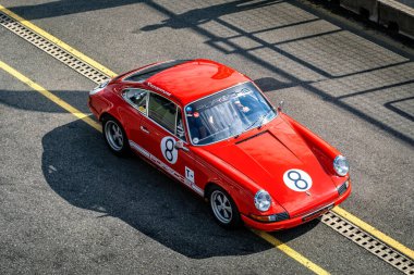 Brno, Çek Cumhuriyeti - 7 Ekim 2024: Eski klasik yarış Porsche 911 1968. Tüm spor arabaların kırmızı renkli üst görünümü.