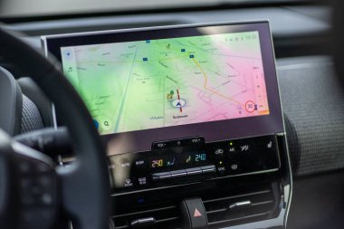 Brno, Çek Cumhuriyeti - 15 Temmuz 2024: Navigasyon haritalı bir araba vitrininin ayrıntıları. Subaru Solterra elektrikli araba iç mekanı..