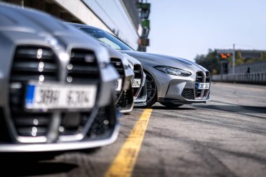 Brno, Çek Cumhuriyeti - 15 Ekim 2024: BMW M3 CLS spor arabasının ön kısmının ışıkları ve ızgaralarıyla ayrıntıları.
