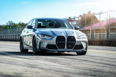 Brno, Çek Cumhuriyeti - 15 Ekim 2024: BMW M3, asfalt yolda açık havada hızlı spor araba.