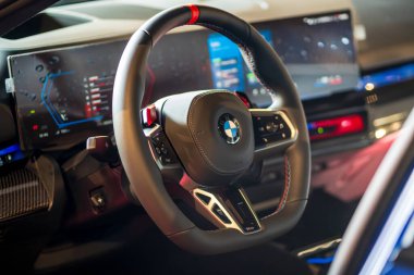 Brno, Çek Cumhuriyeti - 18 Ekim 2024: 2024 için G90 etiketli yeni BMW M5 'in iç ve ön paneli. Direksiyon ve direksiyon simidi olan arabanın iç kısmının ayrıntıları..