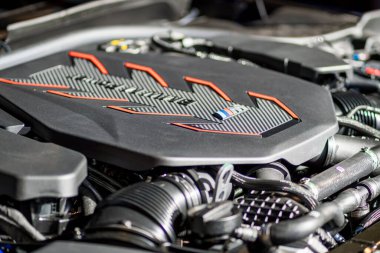 Brno, Çek Cumhuriyeti - 18 Ekim 2024: 2024 için G90 etiketli yeni BMW M5 'in motor bloğunun ayrıntıları.