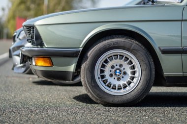 Brno, Çek Cumhuriyeti - 15 Ekim 2024: E28 markalı eski bir Alman BMW M5 arabasının ön tekerleğinin ayrıntıları.