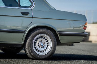 Brno, Çek Cumhuriyeti - 15 Ekim 2024: E28 tanımlı eski bir Alman BMW M5 arabasının arka tekerleği.