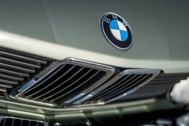 Brno, Çek Cumhuriyeti - 15 Ekim 2024: E28 isimli eski bir Alman BMW M5 kaputunun üzerindeki logonun ayrıntıları.