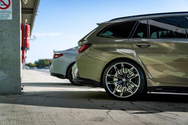 Brno, Çek Cumhuriyeti - 15 Ekim 2024: BMW M3 hızlı spor arabasının arka tekerleğinin ayrıntıları.