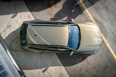 Brno, Çek Cumhuriyeti - 15 Ekim 2024: BMW M4 yeşil renkli hızlı spor araba. Park halindeki arabayı en tepeden izle.