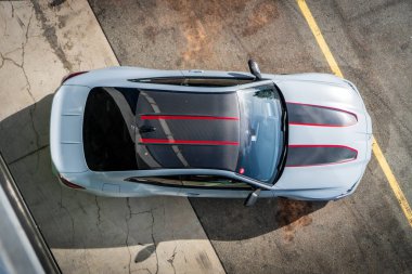 Brno, Çek Cumhuriyeti - 15 Ekim 2024: BMW M3 CLS gümüş renkli hızlı spor araba. Park halindeki arabayı en tepeden izle.