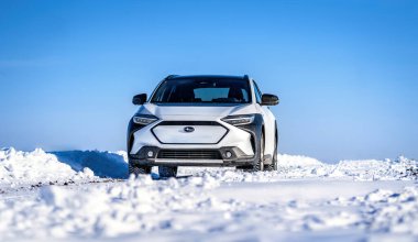 Brno, Çek Cumhuriyeti - 20 Ocak 2023: Japon markası Subaru Solterra 'nın elektrikli SUV' si kışın açık havada karda. Çevre dostu bir arazi aracı ile karlı bir arazi.