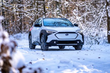 Brno, Çek Cumhuriyeti - 20 Ocak 2023: Japon markası Subaru Solterra 'nın elektrikli SUV' si kışın açık havada karda. Çevre dostu bir arazi aracı ile karlı bir arazi.