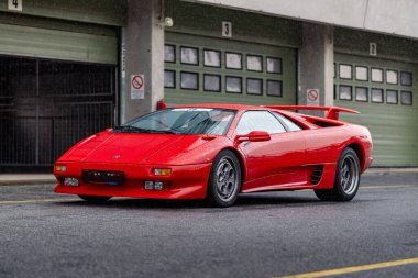 Brno, Çek Cumhuriyeti - 15 Ekim 2024: kırmızı lüks spor araba Lamborghini Diablo. 90 'larda üretilen nadir İtalyan spor kırmızı araba..