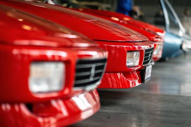 Brno, Çek Cumhuriyeti - 15 Ekim 2024: Kırmızı Ferrari 512 Testarossa spor araba, radyatörlü ön ızgara. Park halindeki lüks klasik arabalar..