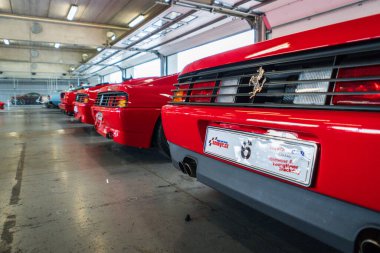 Brno, Çek Cumhuriyeti - 15 Ekim 2024: Koridorda park edilmiş bir sürü kırmızı pahalı İtalyan Ferrari arabası var. Lüks spor arabalar..