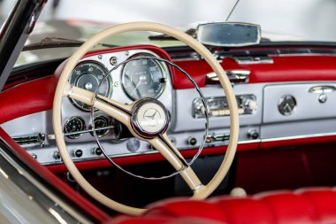Brno, Çek Cumhuriyeti - 15 Ekim 2024: 1957 'den kalma ender bulunan eski bir Mercedes-Benz 190 SL' nin içi. Lüks bir arabanın güzel kırmızı iç güzelliğinin ayrıntıları..
