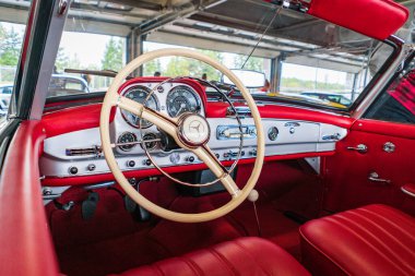 Brno, Çek Cumhuriyeti - 15 Ekim 2024: 1957 'den kalma ender bulunan eski bir Mercedes-Benz 190 SL' nin içi. Lüks bir arabanın güzel kırmızı iç güzelliğinin ayrıntıları..