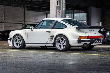 Brno, Çek Cumhuriyeti - 15 Ekim 2024: lüks spor araba Porsche 911. 80 'lerde üretilen nadir Alman hızlı arabası..