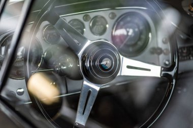 Brno, Çek Cumhuriyeti - 15 Ekim 2024: eski hızlı bir arabanın iç kısmı. 80 'lerde yapılmış klasik Maserati arabası..