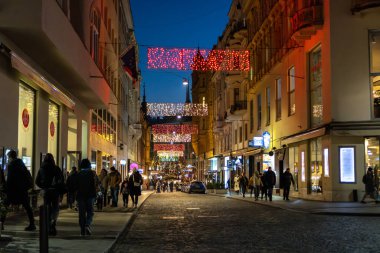 Brno, Çek Cumhuriyeti - 5 Aralık 2024: Kentte Noel süslemeleri. Şehir merkezinde, eski binaların arasında Advent ışıklandırması olan bir sokak..