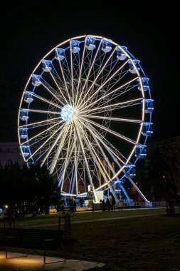 Brno, Çek Cumhuriyeti - 5 Aralık 2024: Turistler için Noel Büyük Tekerleği. Advent sırasında şehir merkezinde aydınlatma cazibesi.