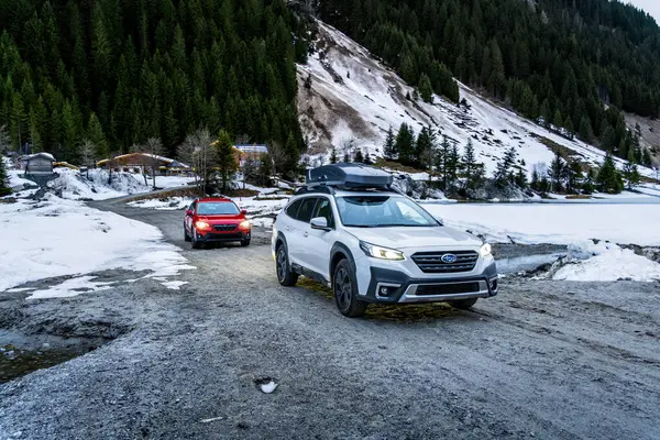 Alpler, Avusturya - 12 Mart 2024: Dağlarda bir kış gezisinde iki Subaru off-road otomobili. Japon SUV 'u kışın karda bir orman yolunda.