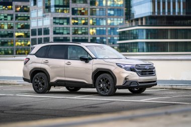 Viyana, Avusturya - 2 Ocak 2025 Japon off-road otomobili Subaru Forester. Modern bir şehrin otoparkında aile cipi..