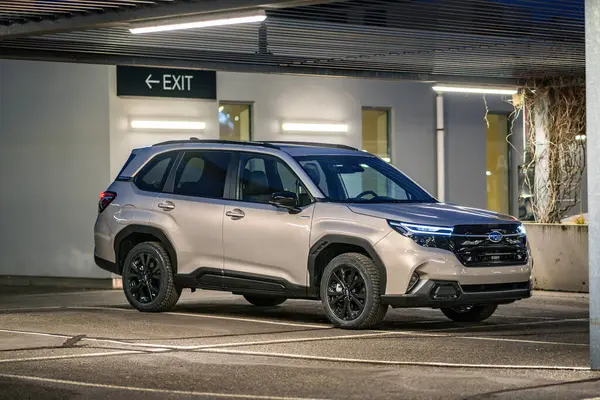 Viyana, Avusturya - 2 Ocak 2025 Japon off-road otomobili Subaru Forester. Akşamları aile cipi yeraltı otoparkında..