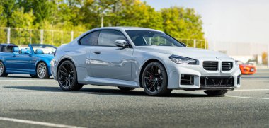 Brno, Çek Cumhuriyeti - 22 Ekim 2024: Gri BMW M2 spor arabası bir otoparkta. Alman yapımı hızlı lüks araba..