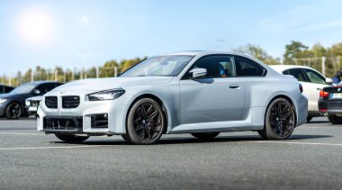 Brno, Çek Cumhuriyeti - 22 Ekim 2024: Gri BMW M2 spor arabası bir otoparkta. Alman yapımı hızlı lüks araba..