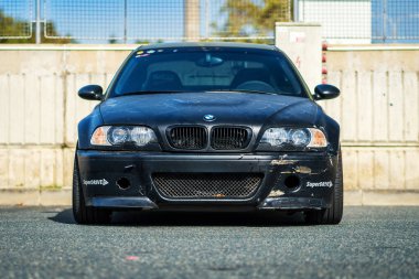 Brno, Çek Cumhuriyeti - 22 Ekim 2024: Eski yarış BMW M3 'ü yarış pistinde sürüklenmek için tasarlandı. E46 başlıklı yıpranmış BMW 3 serisi.