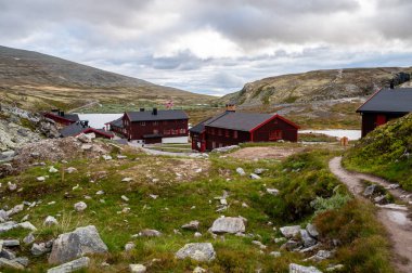 Norveç 'teki Rondane Ulusal Parkı' nın dağlarında turistler için ahşap kulübeler. İskandinavya 'daki dağlar ve doğa.