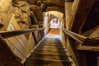 Saat kulesine çıkan eski ahşap merdivenler ve Çek Cumhuriyeti 'nin Bechyne kasabasında gözcülük..