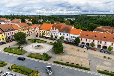 Bechyne, Çek Cumhuriyeti - 10 Temmuz 2025: Güney Bohemya 'daki küçük Bechyne kasabasının meydanı.