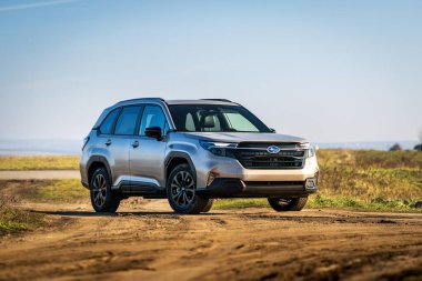 Güney Moravya, Çek Cumhuriyeti - 10 Ocak 2025: Bej rengi modern Subaru Forester SUV gündoğumunda dışarıda duruyor. Ailenin dört çeker off-road arabası..