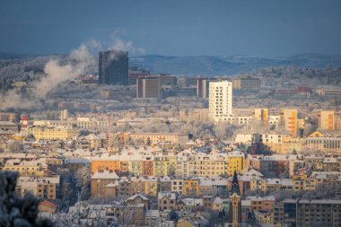 Brno, Çek Cumhuriyeti - 5 Ocak 2025: Karlı şehir merkezi manzarası. Kışın binalar ve sokaklar.
