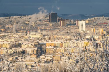 Brno, Çek Cumhuriyeti - 5 Ocak 2025: Karlı şehir merkezi manzarası. Kışın binalar ve sokaklar.