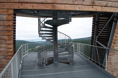 Çek Cumhuriyeti 'nin Uherske Hradiste kasabası yakınlarındaki Salas gözcü kulesindeki demir yuvarlak merdivenin ayrıntıları