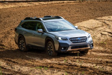 Güney Moravya, Çek Cumhuriyeti - 20 Eylül 2024: Subaru Outback off-road SUV doğada çamurda sürüyor. 4x4 araç için tasarlanmış bir yolda zor koşullarda araba kullanmak.