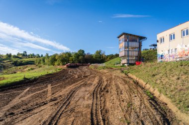 Federal şeriflerin binasında motokros yarışı pisti var. Çamurlu yol, arabalar ve motosikletler tarafından köreltilmiş..