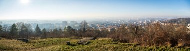 Brno, Çek Cumhuriyeti - 20 Kasım 2024: Bila hora adlı bir tepeden Brno şehri manzarası.