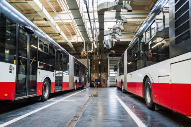 Brno, Çek Cumhuriyeti - 17 Temmuz 2024: Şehir otobüsleri için depo. Otobüs servisi olarak büyük bir salon..